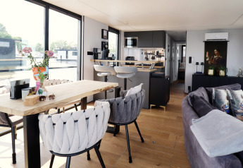 Modernes, helles Wohnzimmer und Küche auf dem Hausboot «Kohlenpott» in den Niederlanden.
