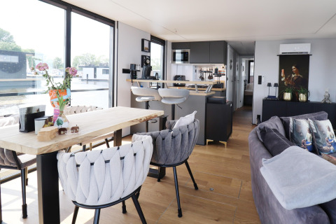 Modernes, helles Wohnzimmer und Küche auf dem Hausboot «Kohlenpott» in den Niederlanden.