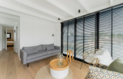 Helles Wohnzimmer im Hausboot Boat House Stavoren, modern eingerichtet mit großen Fenstern, Niederlande.