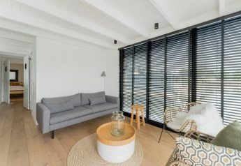 Helles Wohnzimmer im Hausboot Boat House Stavoren, modern eingerichtet mit großen Fenstern, Niederlande.