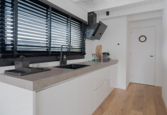 Moderne Küche auf einem Hausboot namens Boat House Stavoren in den Niederlanden mit elegantem Design.