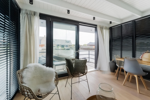 Modern interieur van woonboot Boat House Stavoren met uitzicht op het water, gelegen in Nederland.