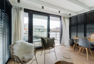 Modern interieur van woonboot Boat House Stavoren met uitzicht op het water, gelegen in Nederland.
