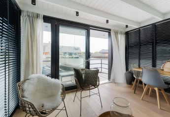 Modernes Interieur des Hausboots Boat House Stavoren mit Blick auf das Wasser, Niederlande, heller Raum.