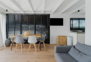 Moderne woon- en eetkamer van een woonboot bij Boat House Stavoren, Nederland, met strak interieur.