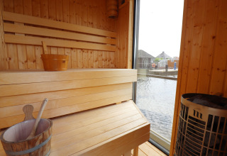 Innenansicht einer Sauna auf dem Hausboot 'Kohlenpott' in den Niederlanden mit Wasserblick.