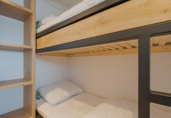 Etagenbetten mit Holzrahmen und Regalen in einem Schlafzimmer des Boat House Stavoren in den Niederlanden.