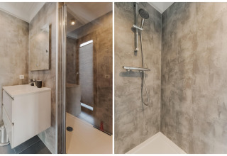 Moderne badkamer met douche en wastafel in betonlook op houseboat Boat House Stavoren in Nederland.