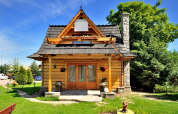 Un joli chalet en bois nommé « A fabulous house in the mountains » en République tchèque, entouré de verdure.