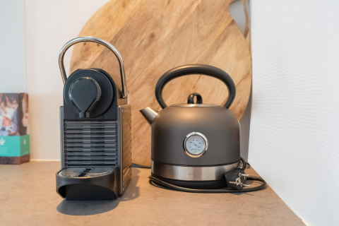 Koffiemachine en waterkoker op aanrecht in Boot House Stavoren, Nederland, modern en stijlvol.