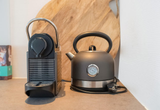 Koffiemachine en waterkoker op aanrecht in Boot House Stavoren, Nederland, modern en stijlvol.