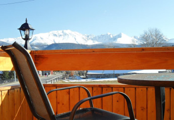 Vista dalla terrazza dello chalet 'A fabulous house in the mountains' con montagne innevate nella Repubblica Ceca.