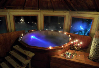 Romantisch chalet in Tsjechië met verlichte hot tub, kaarsen en sfeervol bergzicht 's avonds