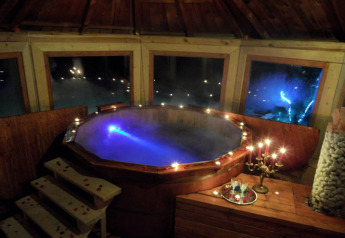 Romantisch chalet in Tsjechië met verlichte jacuzzi, kaarsen en prachtige avondzicht op de bergen