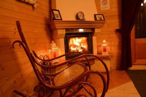 Gezellig chalet in Tsjechië met schommelstoel en haardvuur, warme sfeer in 'A fabulous house in the mountains'.