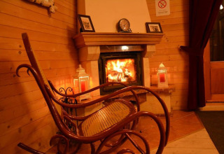 Gezellig chalet in Tsjechië met schommelstoel en haardvuur, warme sfeer in 'A fabulous house in the mountains'.
