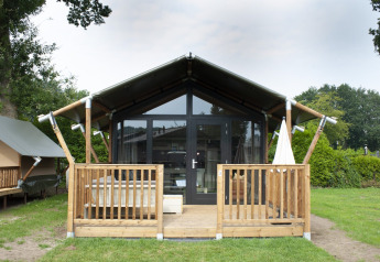 Tiny Safari House, en safaritelt med træterrasse, på Holiday park De Boshoek i Holland om sommeren.