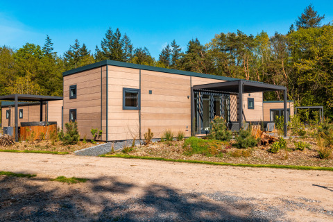 Moderne Lodges mit Veranda und Holzverkleidung im Groeneborg Lodge mit Hottub, Vakantiepark De Wiltzangh, Niederlande.