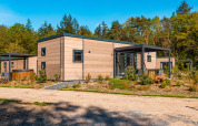 Lodge moderni con terrazza coperta al Groeneborg Lodge con Hottub, Vakantiepark De Wiltzangh nei Paesi Bassi.