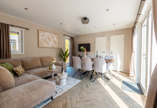 Bright, modern living and dining area at Groeneborg lodge met Hottub in Vakantiepark De Wiltzangh, Netherlands.