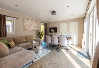 Lyst og moderne opholdsområde i Groeneborg lodge met Hottub på Vakantiepark De Wiltzangh, Holland.