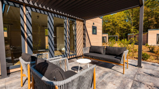 Terraza exterior con muebles modernos en Groeneborg lodge met Hottub en Vakantiepark De Wiltzangh, Países Bajos.