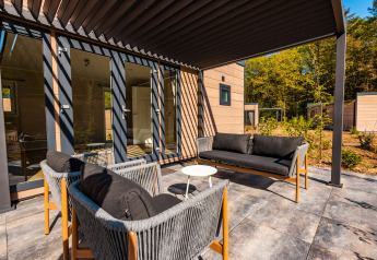 Udendørs terrasse med moderne havemøbler ved Groeneborg lodge met Hottub i Vakantiepark De Wiltzangh, Holland.