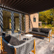 Moderne Terrasse mit Sitzmöbeln an der Groeneborg Lodge met Hottub im Vakantiepark De Wiltzangh, Niederlande.