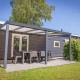 Veluwelodge XL på Holiday park De Boshoek i Holland med overdækket terrasse og havemøbler udendørs.