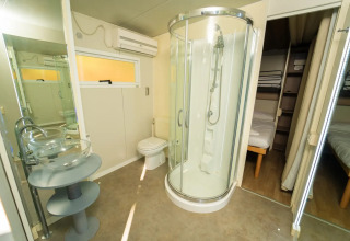 Badeværelse og soveområder i en Cottage Clever-lodge på Vallicella Glamping Resort i Italien.