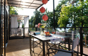 Terrace at Cottage Next XL Panorama, Vacanze Glamping Boutique in Italy with table, wine, and scenic view.
