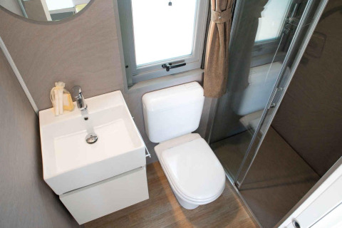 Moderne badkamer met wastafel, toilet en douche in de Next XL Superiore lodge bij Vacanze Glamping Boutique.