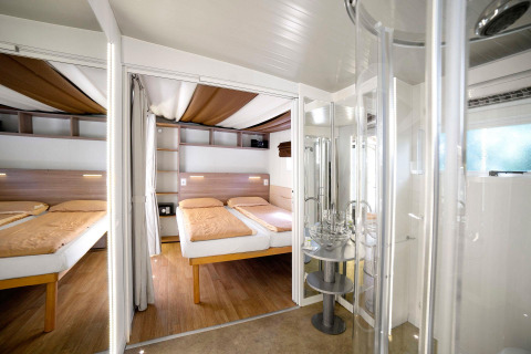Foto interior de la cabaña Cottage Clever en Vacanze Glamping Boutique, Italia, con dormitorio y baño modernos.