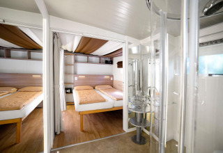 Foto interior de la cabaña Cottage Clever en Vacanze Glamping Boutique, Italia, con dormitorio y baño modernos.