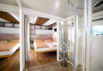 Foto interior de la cabaña Cottage Clever en Vacanze Glamping Boutique, Italia, con dormitorio y baño modernos.