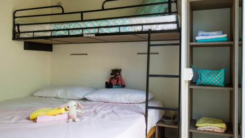 Litera moderna en Cottage Clever de Vacanze Glamping Boutique, Italia, con juguetes de peluche y estantería ordenada.