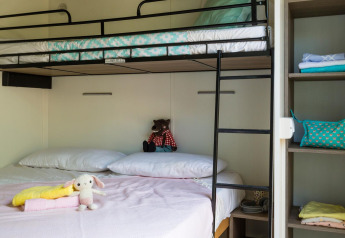 Litera moderna en Cottage Clever de Vacanze Glamping Boutique, Italia, con juguetes de peluche y estantería ordenada.