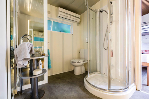 Baño moderno con ducha, inodoro y lavabo en Cottage Clever de Vacanze Glamping Boutique en Italia.