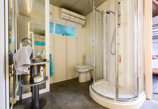 Baño moderno con ducha, inodoro y lavabo en Cottage Clever de Vacanze Glamping Boutique en Italia.