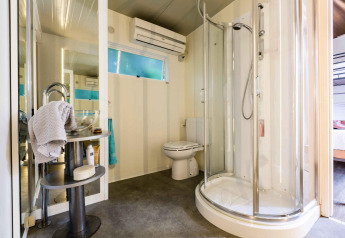 Baño moderno con ducha, inodoro y lavabo en Cottage Clever de Vacanze Glamping Boutique en Italia.
