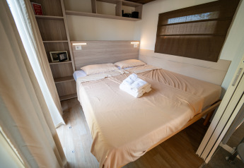 Dormitorio acogedor en Cottage Clever de Vacanze Glamping Boutique, Italia, con cama doble y toallas limpias.