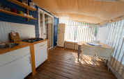 Outdoor kitchen and dining area at Cottage Clever, Vacanze Glamping Boutique, Italy, with wood flooring.