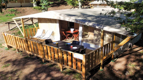 Tente safari Lodge Tent Deluxe au Vacanze Glamping Boutique en Italie, avec terrasse et mobilier extérieur.