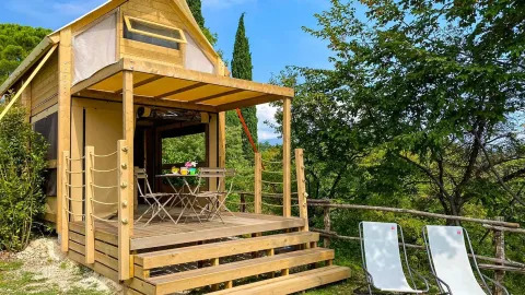 The ‘Air Dreamer’ safari tent at Vacanze Glamping Boutique in Italy, featuring a wooden deck and nature views.