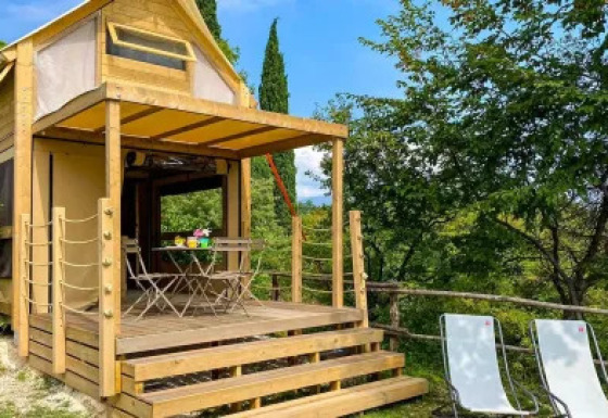 The ‘Air Dreamer’ safari tent at Vacanze Glamping Boutique in Italy, featuring a wooden deck and nature views.