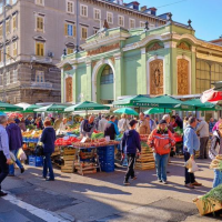 Drukke markt met mensen die verse groenten kopen nabij Rovinj, in Istrië, Kroatië, op een zonnige dag.