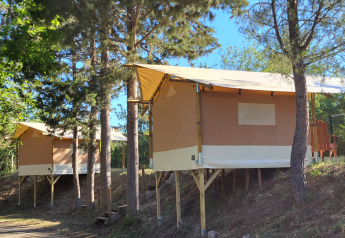 Tienda safari Bivouac Comfort en el Camping Le Val de Cesse en Francia, elevada entre los árboles.