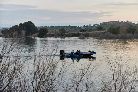 Een motorboot vaart op het meer bij TAIGA Lake Caspe vakantiepark in Aragón, Spanje, omgeven door rust.