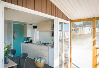 Cucinotto moderno e luminoso in un lodge presso Beach Lodges, Arden Parks Tulderheyde, Belgio.