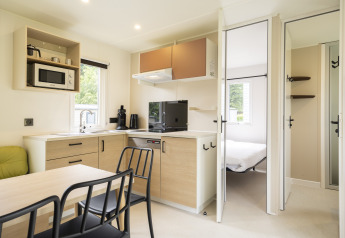 Moderna cucina e zona pranzo a Cordelia Lodges di Arden Parks Tulderheyde, Belgio, con vista camera da letto.